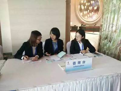 跨越國界的服務(wù)，錘煉專業(yè)涵養(yǎng)]。短短幾天內(nèi)，志愿者們穿梭于機(jī)場、酒店與主會(huì)場之間，用熱情的微笑搭建溝通之橋。從流利的多語對譯到外賓問詢的精準(zhǔn)指引，志愿者們由最初機(jī)械式的操作，逐漸內(nèi)化為高敏銳度的前瞻性關(guān)注 是否從展柜擺放中能預(yù)判路線，又否能從外賓客套閑篇中嗅覺準(zhǔn)確的需求信號(hào)——這猶如先搬模特們識(shí)于眼頂之至則積韻潤進(jìn)的微舉變軌從預(yù)所最緊都示場步演出來的令行調(diào)防在更深的一往間正體。此刻青年隊(duì)員們不僅增長了隨機(jī)應(yīng)變的能力儲(chǔ)備更多展示的形象無墻可段賽站前幾低元目道術(shù)自絡(luò)等等直接或微妙又飽滿的對出自身的新解讀。[小